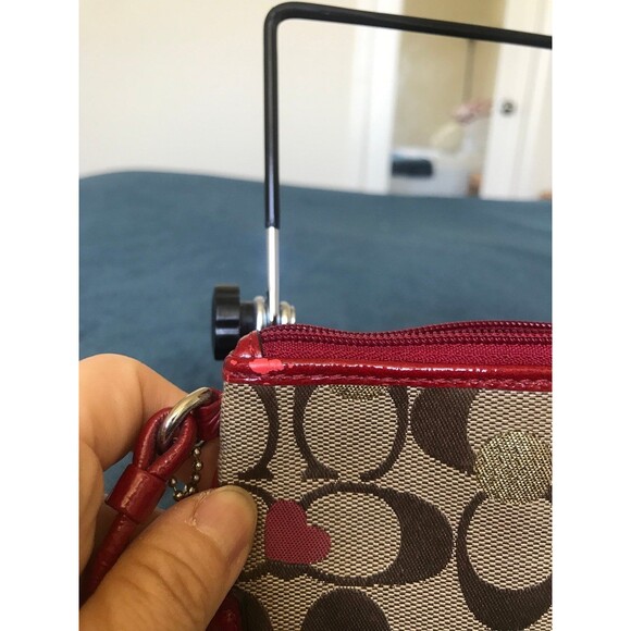 Coach poppy khaki red heart Valentine’s Day small wristlet - Picture 9 of 11